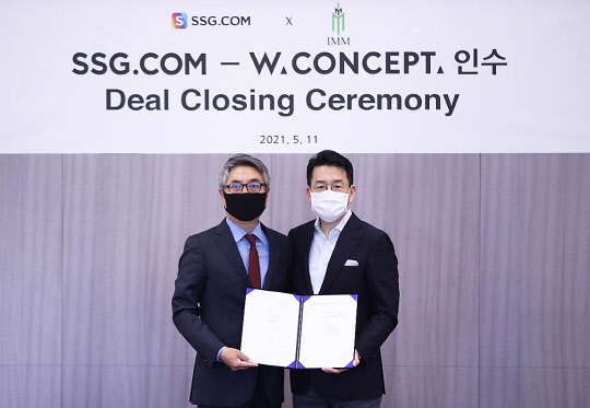 SSG닷컴-W컨셉 딜 클로징 세레모니에서 송인준 IMM 프라이빗에쿼티 사장(왼쪽)과 강희석 SSG닷컴 대표가 기념촬영을 하고 있다.